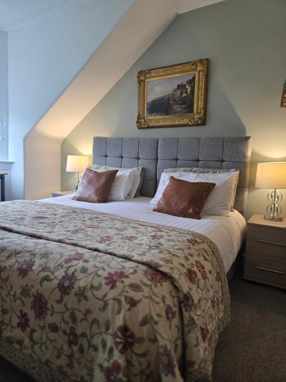 a bedroom with a large bed with a large bedspread at Castleblair Snug - Entire Flat in Dunfermline in Dunfermline