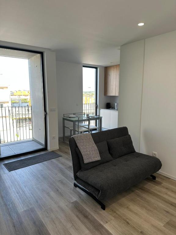 una sala de estar con un sofá y una mesa en VAGUEIRA Sol, en Vagos