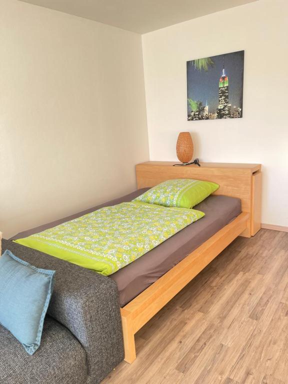 a bedroom with a bed and a couch at Gemütliches Apartment in zentraler Lage in Ingolstadt