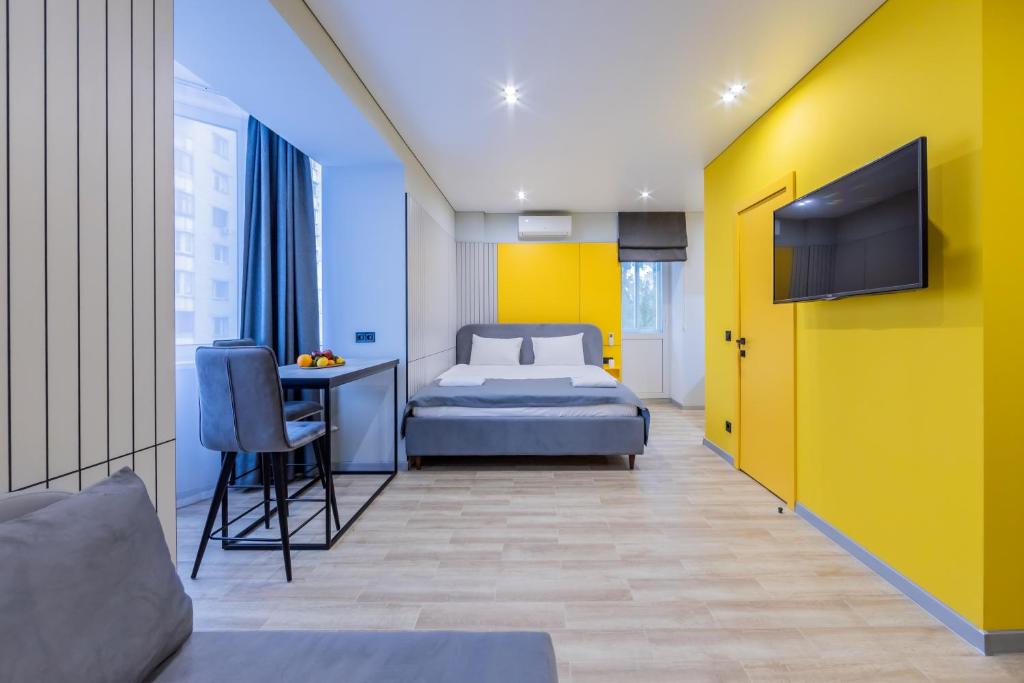 Ένα ή περισσότερα κρεβάτια σε δωμάτιο στο CityApartments Kyiv Sviatoshyn