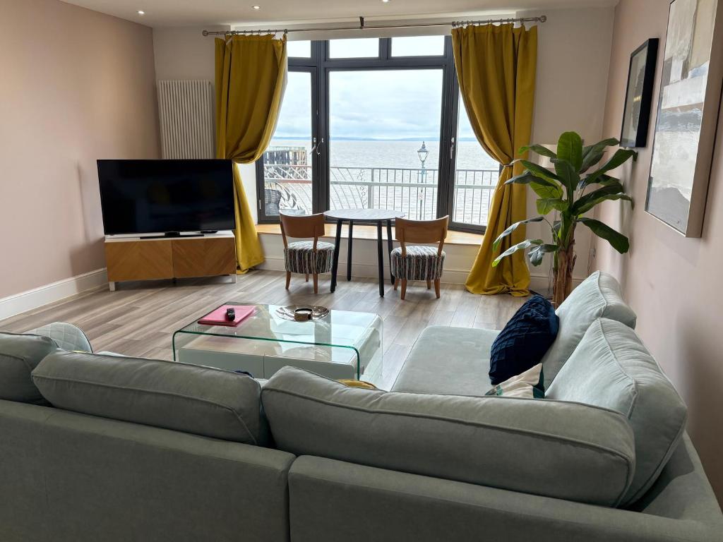 TV a/nebo společenská místnost v ubytování Luxury 1BR Seafront Apartment