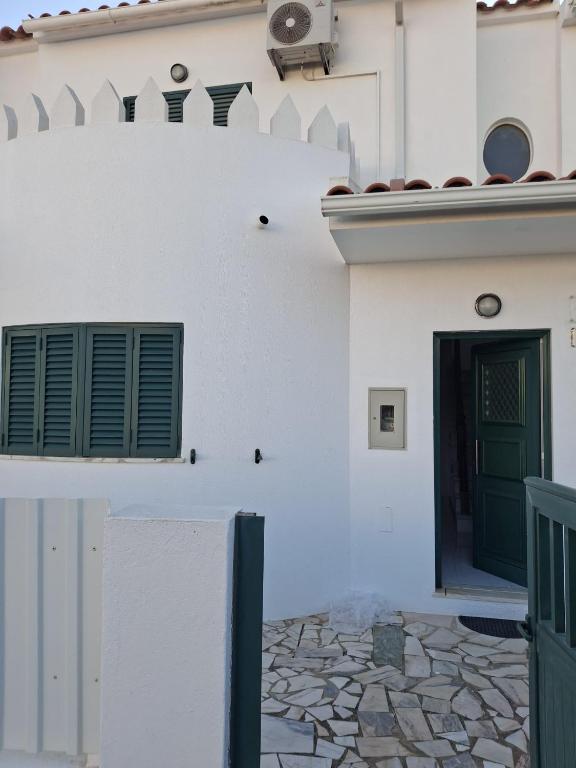 Το κτήριο όπου στεγάζεται  η παραθεριστική κατοικία