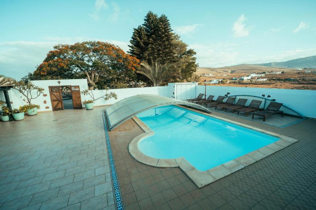 una piscina con un tobogán junto a una casa en Casa Maida, en Tetir