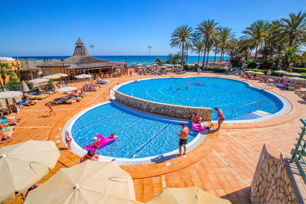 Bazén v ubytování SBH Costa Calma Beach Resort Hotel nebo v jeho okolí