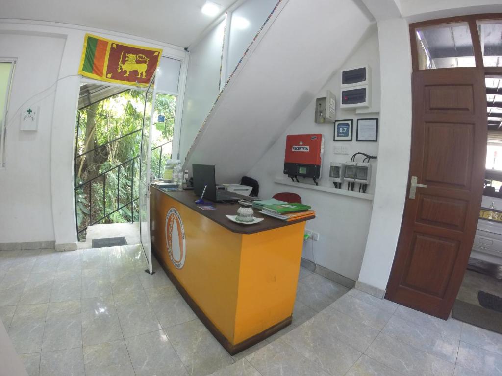 TV a/nebo společenská místnost v ubytování Kandy Backpackers Hostel