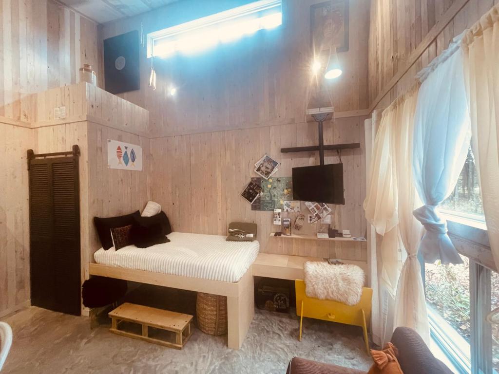 a small room with a desk and a tv at Le 1040 St-Mathieu du Parc in Saint Mathieu Du Parc
