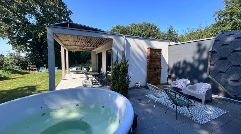 a bath tub sitting on top of a patio at Verblijf Glunder in Lemele