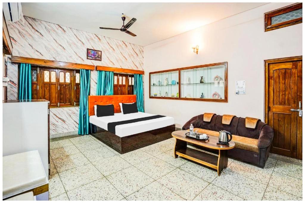 Postel nebo postele na pokoji v ubytování Hotel Subh Aura Suites - Near Kashi Vishwanath Temple And Ganga Ghat -With Fully Air conditioned- Wifi - Room Service - A Luxury Room in Varanasi