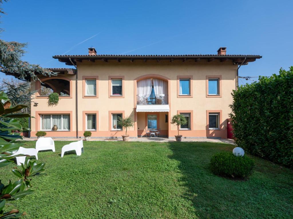 アスティにあるHoliday Home Villa Felice by Interhomeの広い家