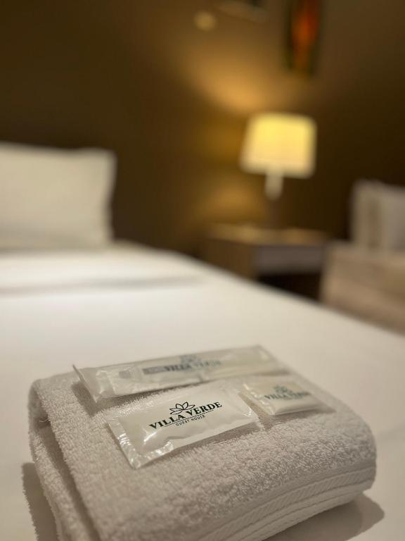 ジェネラル・サントスにあるVilla Verde Guest Houseのベッドの上に置かれたタオルの山