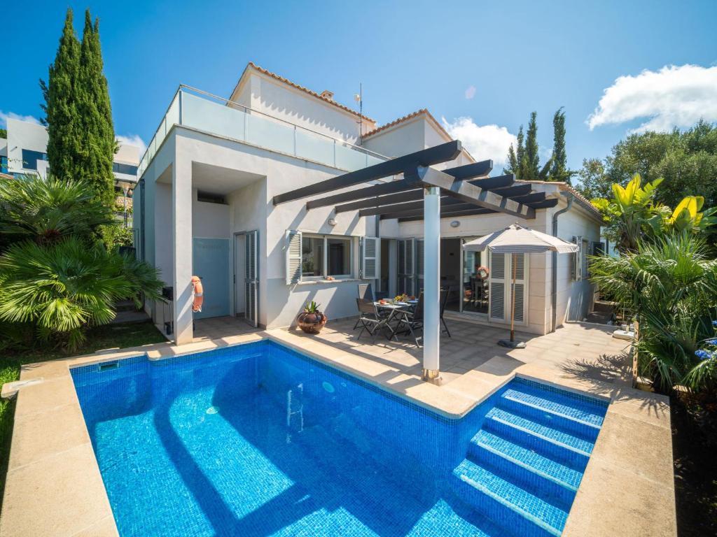 ein Swimmingpool vor einem Haus in der Unterkunft Villa Amanecer by Interhome in Alcúdia
