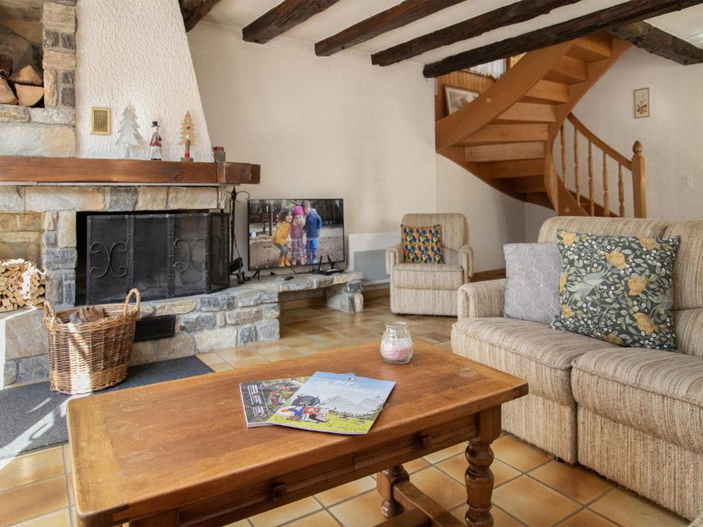 TV a/nebo společenská místnost v ubytování Chalet Véronique by Interhome