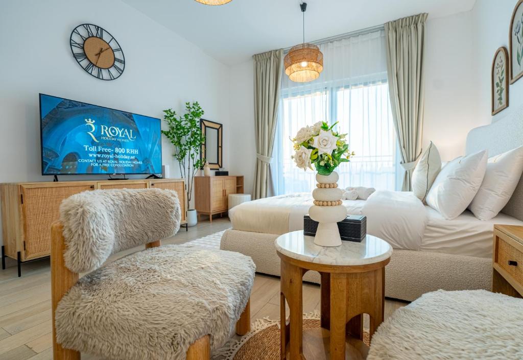 uma sala de estar com um sofá e uma mesa em Luxury Yas Island Studio with Private Balcony em Abu Dhabi