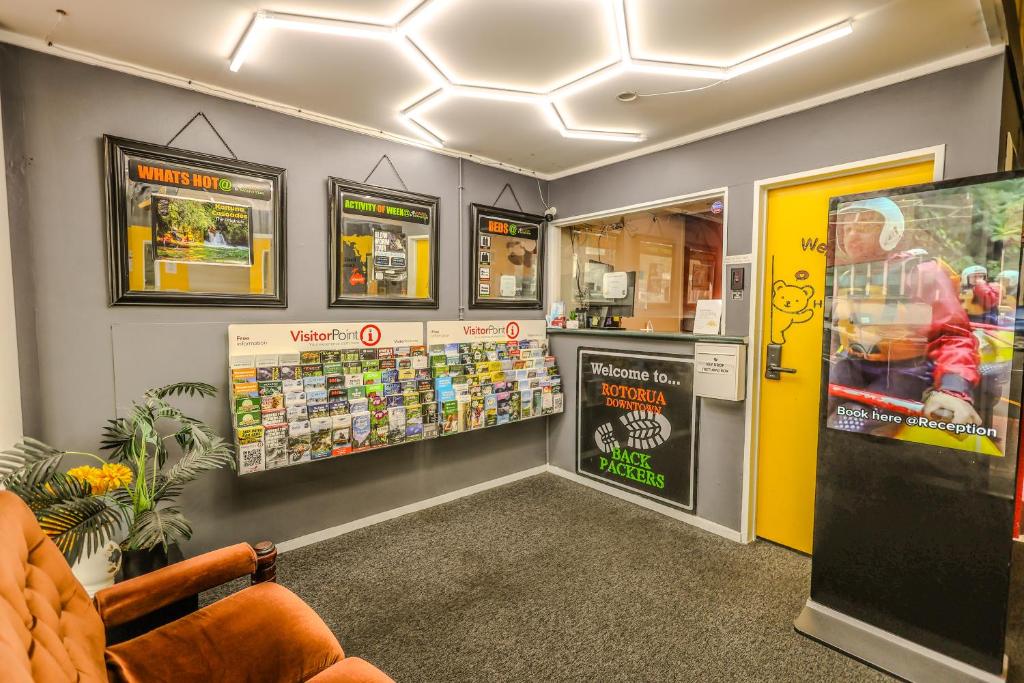 a room with a bar and a tv in it at Rotorua Downtown Backpackers in Rotorua