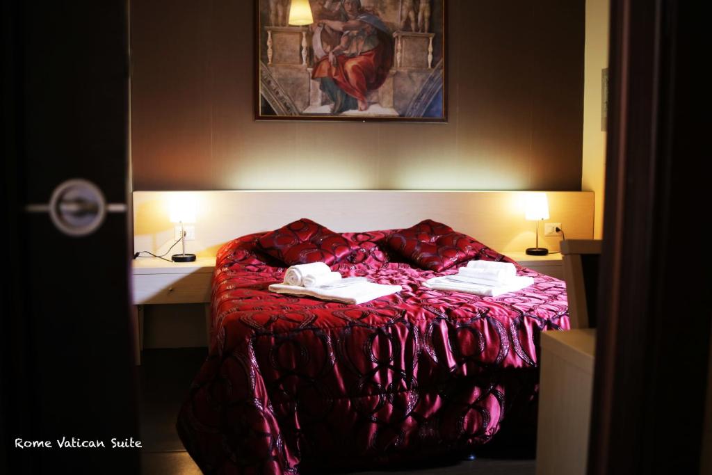 ein Schlafzimmer mit einem Bett mit einem Tisch und einem Gemälde in der Unterkunft Rome Vatican Suite in Rom