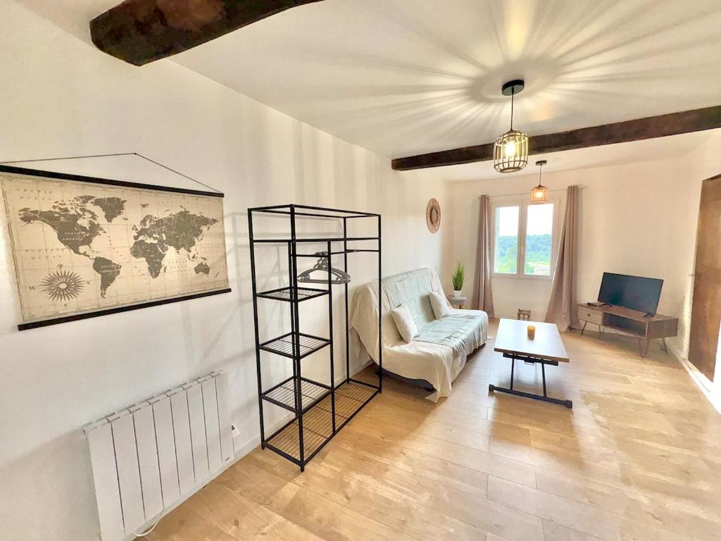 sala de estar con estante de libros y silla en Studio cosy à callas avec vue dégagée, en Callas