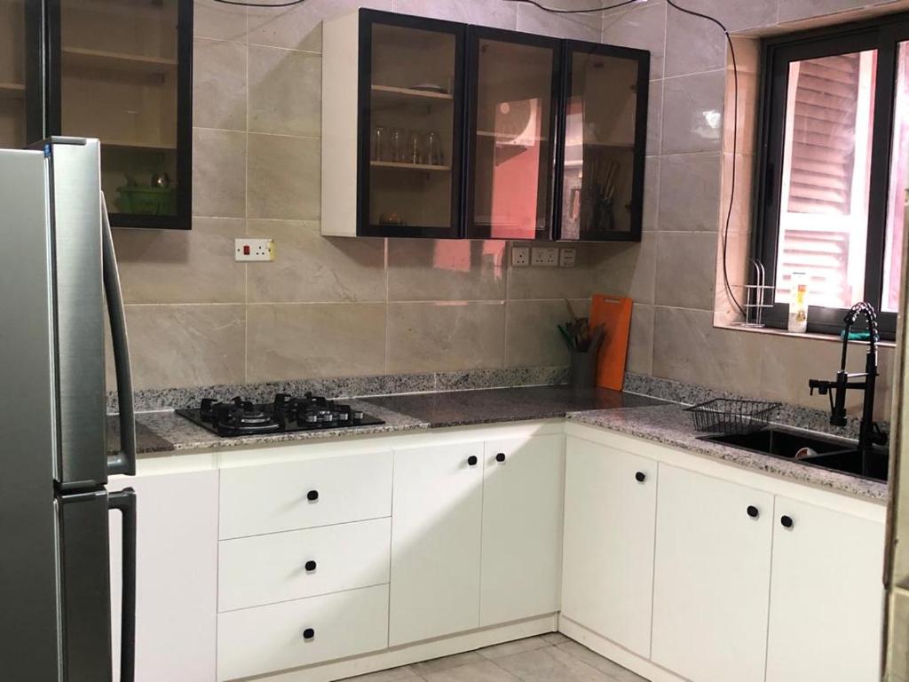 Η κουζίνα ή μικρή κουζίνα στο Baels Suites