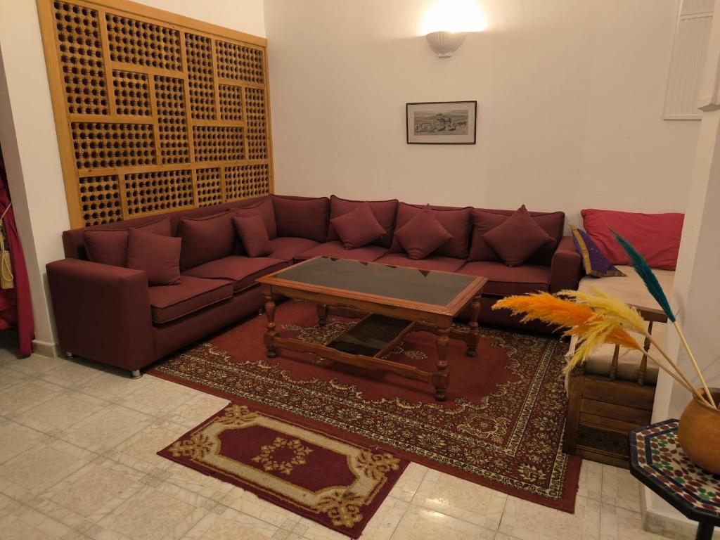 a living room with a couch and a coffee table at Younes résidence 3 in Asilah