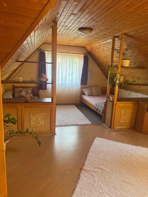 Una cama o camas en una habitación de Zengő Lélek-Fèszek