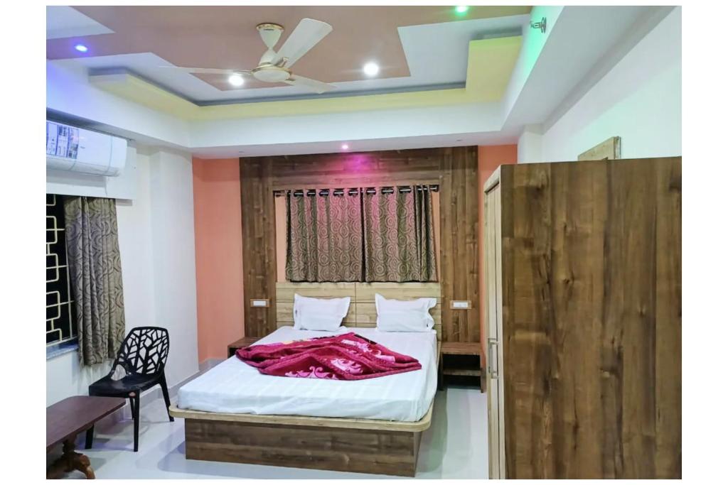 a bedroom with a bed and a desk and a chair at Near Sea Beach HOTEL GANGA ARTI !NN ! Digha, Prime Location Near Jagannath Temple- Fully Air conditioned Rooms ,Wifi -Lift and Restaurant, Parking Facilities - A Top Rated Hotel IN DIGHA in Salt Lake City