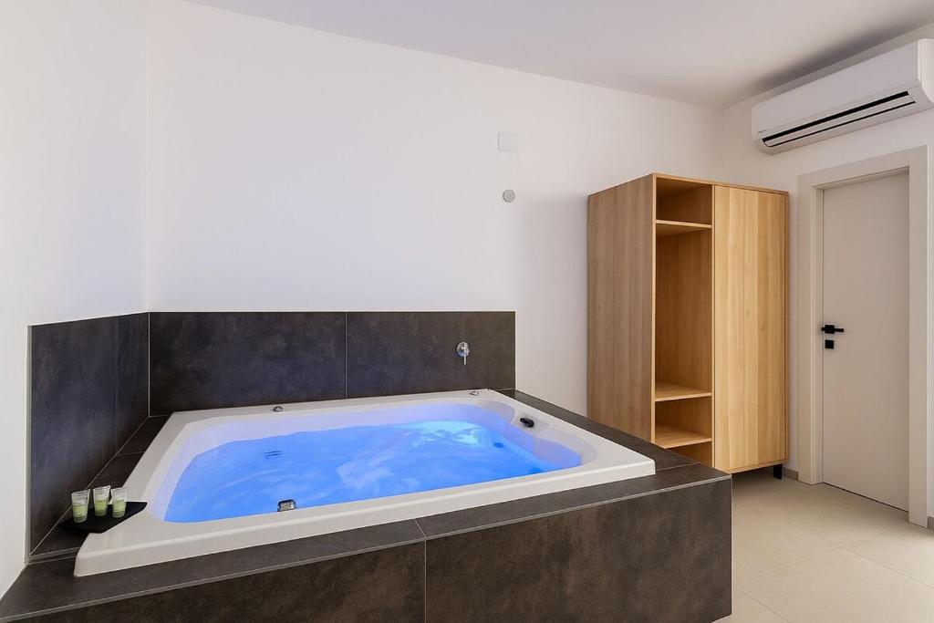 a large blue bath tub in a room at פסגת הגליל - סוויטות רומנטיות לחופשה זוגית in Manot