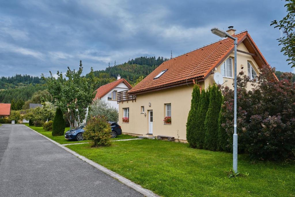 ベセノヴァにあるSGL Villa Vlaškyの芝生の灯りを持つ家