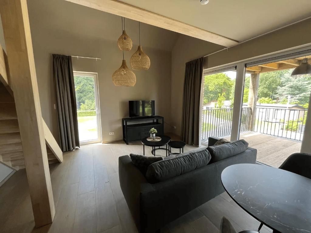 Un televizor și/sau centru de divertisment la Camping Natuurlijk Limburg - appartement 2p