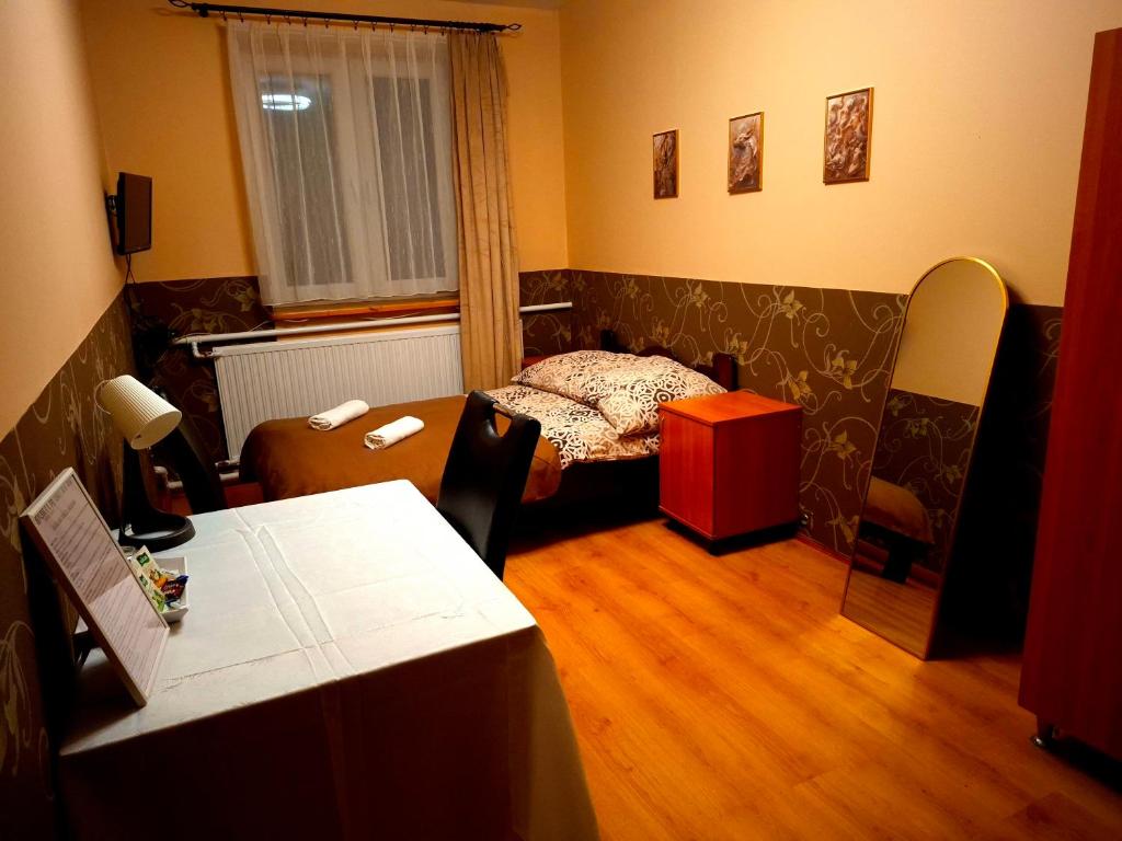 une pièce avec une petite chambre avec un lit dedans dans l'établissement K14 Rooms Lublin, à Lublin