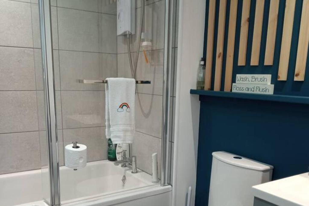 2 Bed Cottage Sleeps 4 -Private Garden -Pets Okay 8