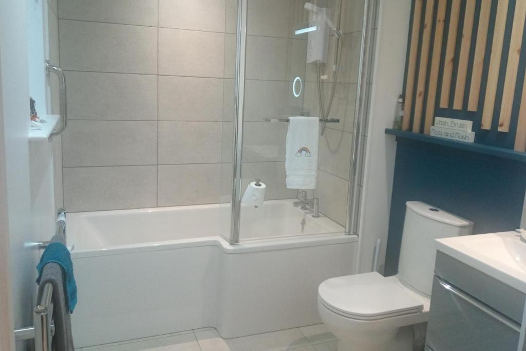 2 Bed Cottage Sleeps 4 -Private Garden -Pets Okay 3