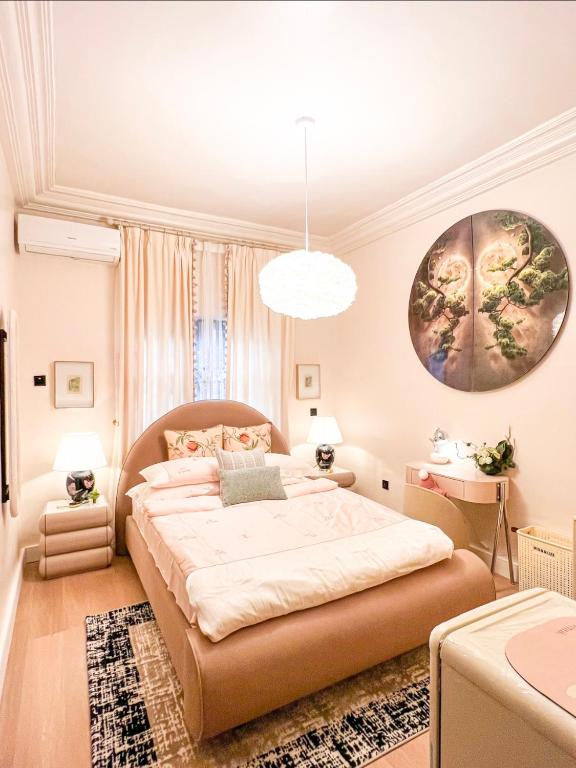 MamaにあるCozy Oasis by Redaのベッドルーム(大型ベッド1台、ペンダントライト付)