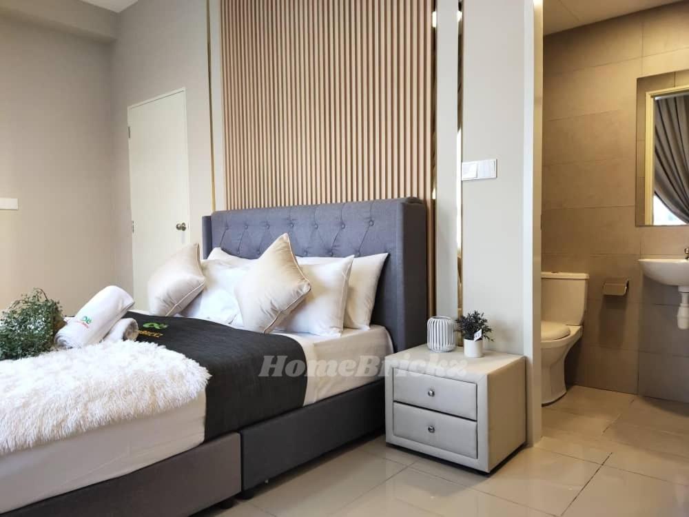 Ένα ή περισσότερα κρεβάτια σε δωμάτιο στο 168 Park Residence by HomeBrickz