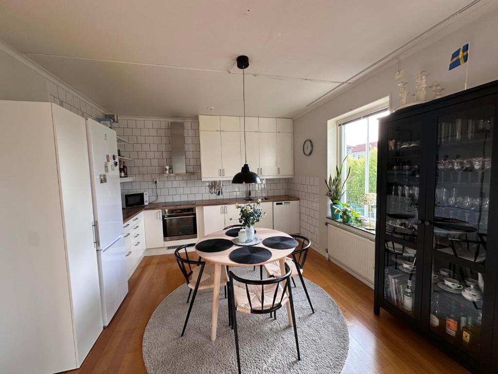 a kitchen with a table and chairs in a room at Charmigt boende med egen ingång in Karlstad