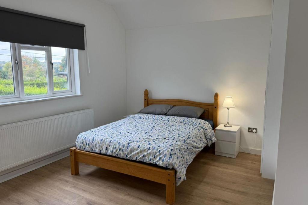 Giường trong phòng chung tại 4 Bed House - Sleeps 10 - Pets - Parking - Wifi