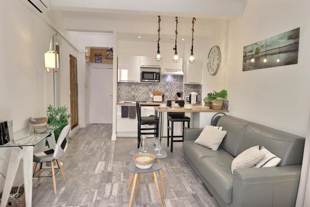 Una sala de estar y una cocina con un sofá y una mesa. en Studio 4 personnes Hyper centre, en Cannes