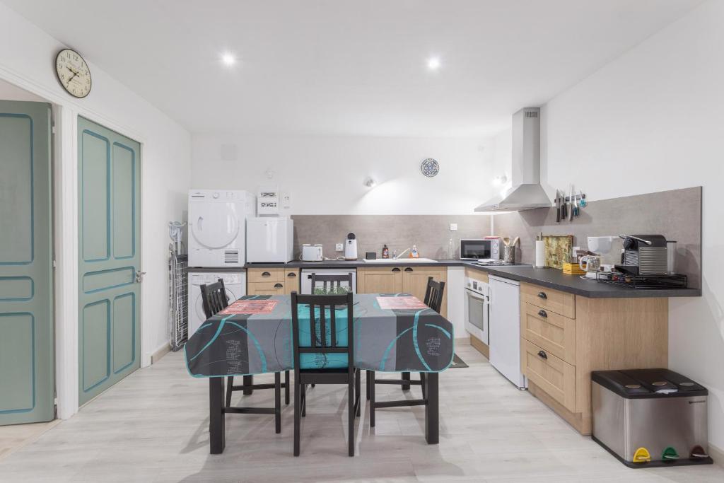 una cucina con un tavolo e delle sedie di El Pi Del Rei a Ria