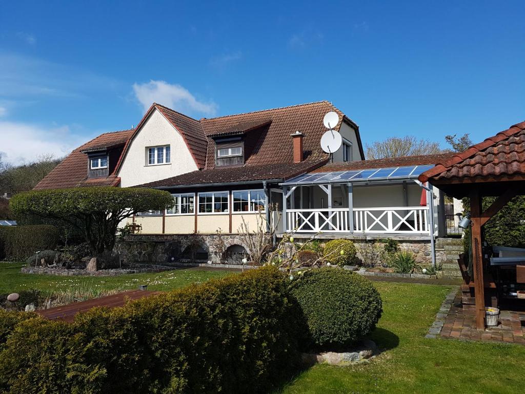 シュヴェットにあるFerienhaus Hasenhügel mit Seeblickの屋根付きの大きな白い家