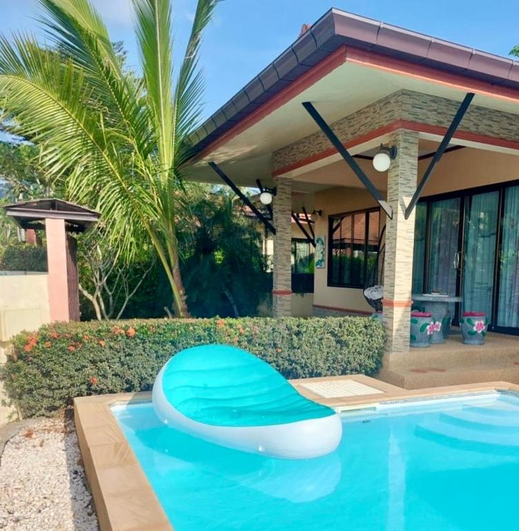 a house with a swimming pool with a blue frisbee at Leelawadee House - 3 bedroom private villa with pool in Nathon Bay
