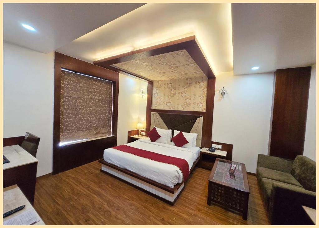 Postel nebo postele na pokoji v ubytování LUXUARY HOTEL SQR INN - Near Kashi Vishwanath Temple - # Restaurant - Lift & Parking Facilities - Fully Air conditioned HOTEL - Top Rated Hotel In Varanasi