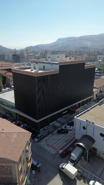 an overhead view of a large building with a parking lot at Akgül Otel in Malatya