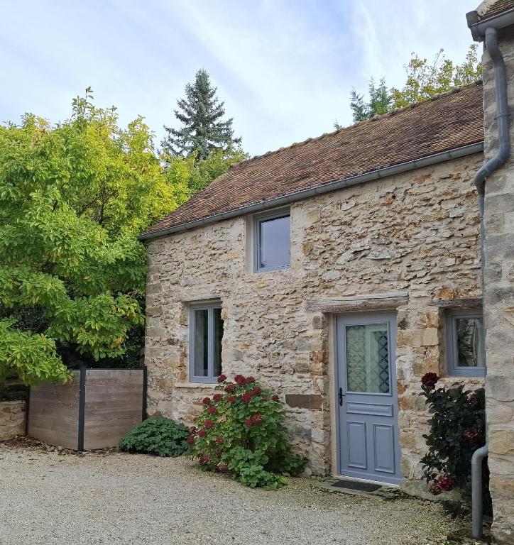 a stone cottage with a blue door at Meulière de Charme in Maincy