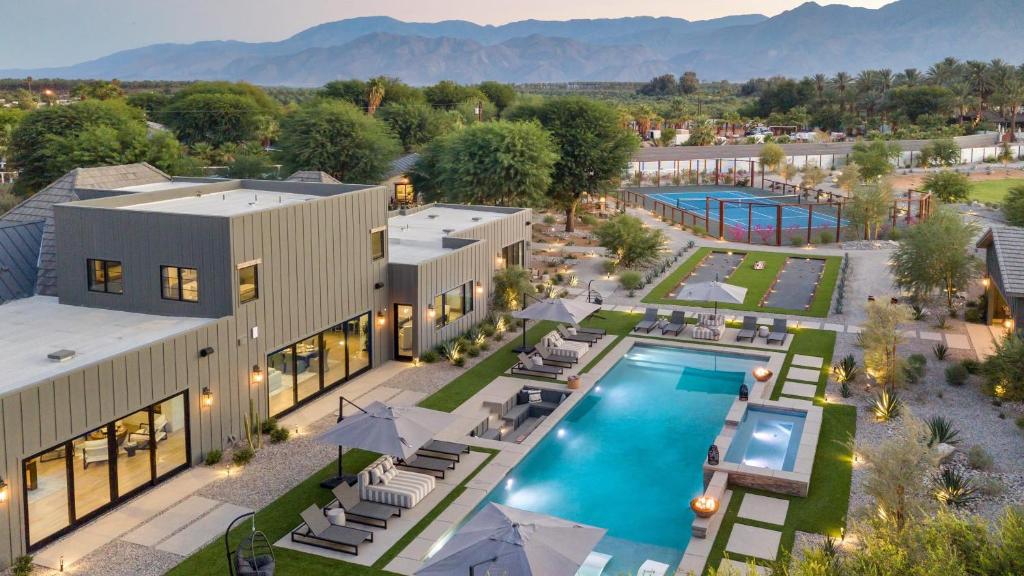 Bazén v ubytování 8BDR Villa TennisPickleball Golf Green Pool House Gym Bar Mesquite38 nebo v jeho okolí