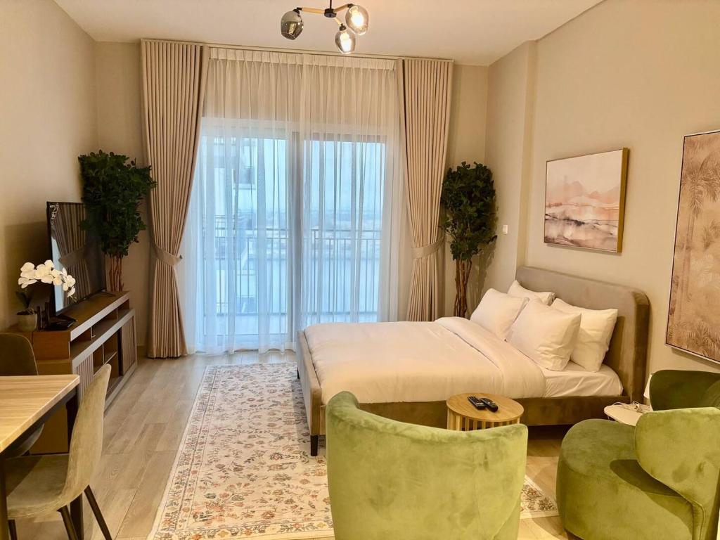 une chambre d'hôtel avec un lit et un salon dans l'établissement Relaxing Studio Canal & Pool View Yas Island, à Abu Dhabi