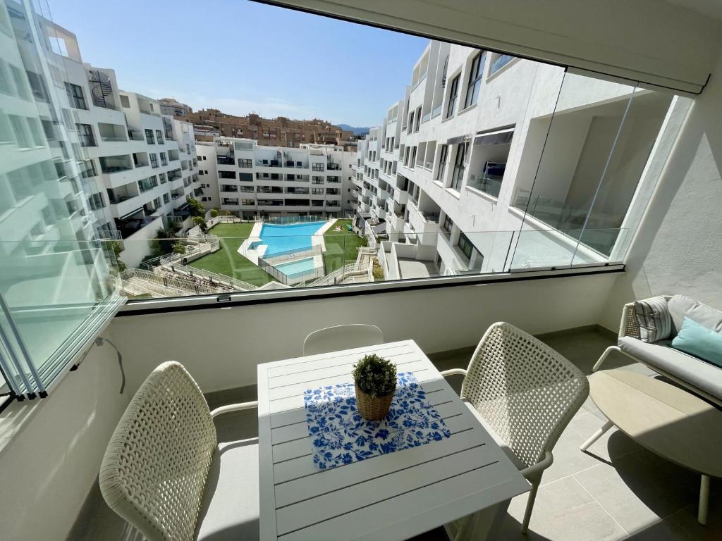 2 Bed Flat - Sleeps 4 - Pool - Parking - Wifi