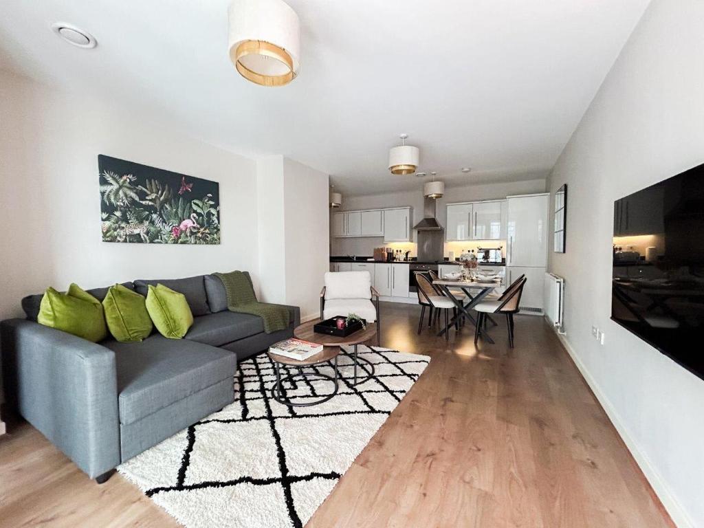 Hotel Stylish Urban Sanctuary with Parking, a living room with a couch and a dining room at Stylish Urban Sanctuary with Parking in London