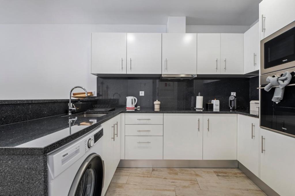 Tanoeiros Residence by An Island Apart - 12