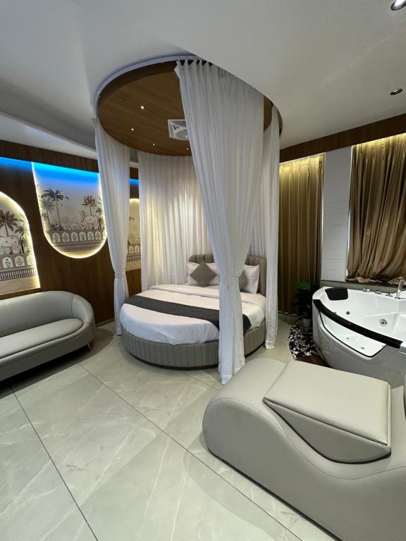 Un dormitorio con una cama, una bañera y un lavabo. en Hotel victoria prime, en Surat
