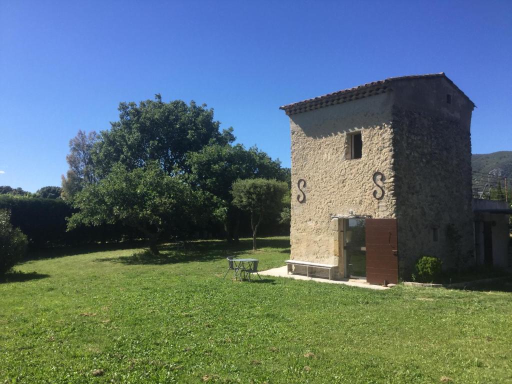 Le cabanon في Vaugines: مبنى عليه الرقم ستة في حقل