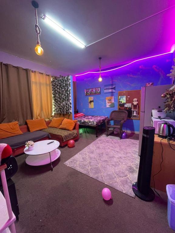 Χώρος καθιστικού στο Room attached bathroom with tv