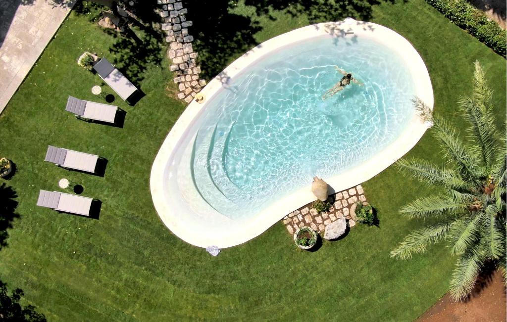 Una vista aérea de una gran piscina en el césped. en Pet Friendly Home In Ragusa, en Ragusa
